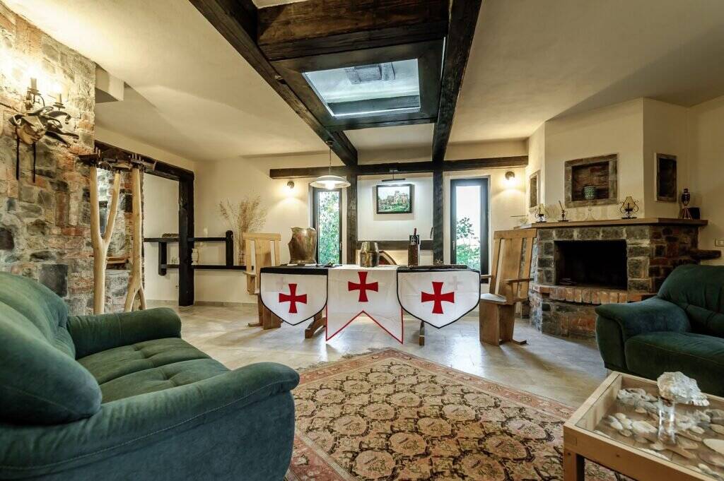 Refugiul Medieval în mijlocul Naturii. Deschide poarta către trecut! De vânzare Refugiul Medieval în mijlocul Naturii. Deschide poarta către trecut! în zona Arad 5 camere 2 dormitoare Arad 2