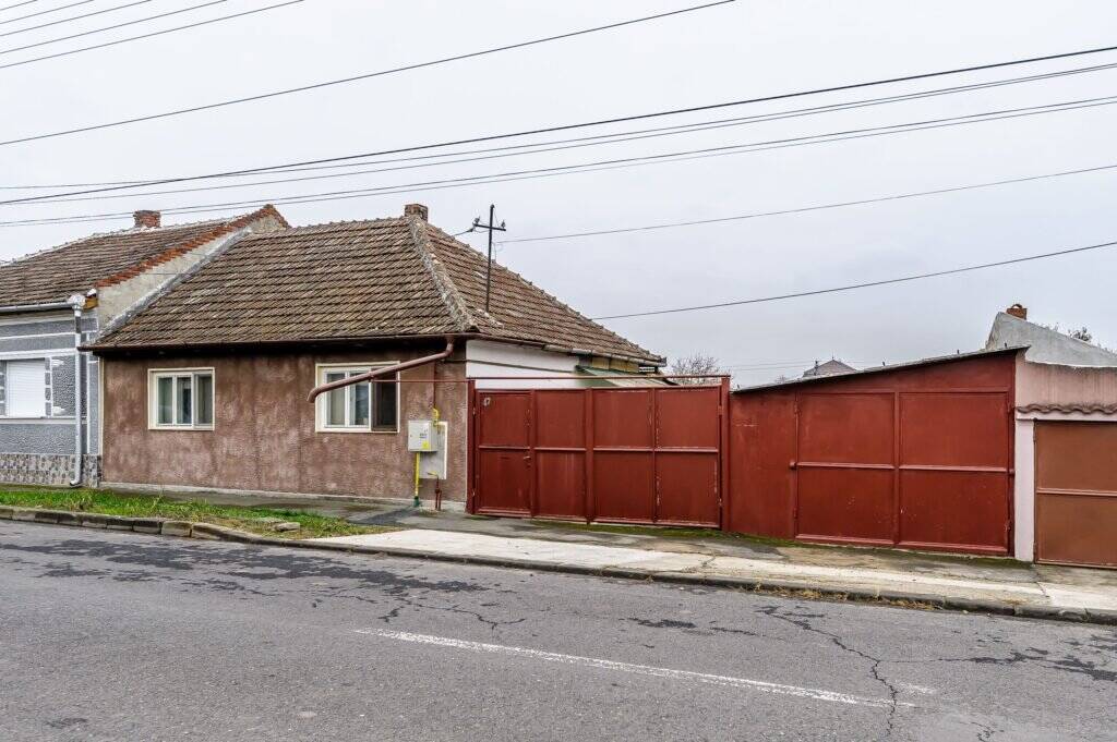 VÂNDUT! Casă cu 2 camere, teren, garaj în Bujac / Necesită renovare Fără comision! Casă cu 2 camere, teren, garaj în Bujac / Necesită renovare în zona Bujac 2 camere 2 dormitoare Arad 1