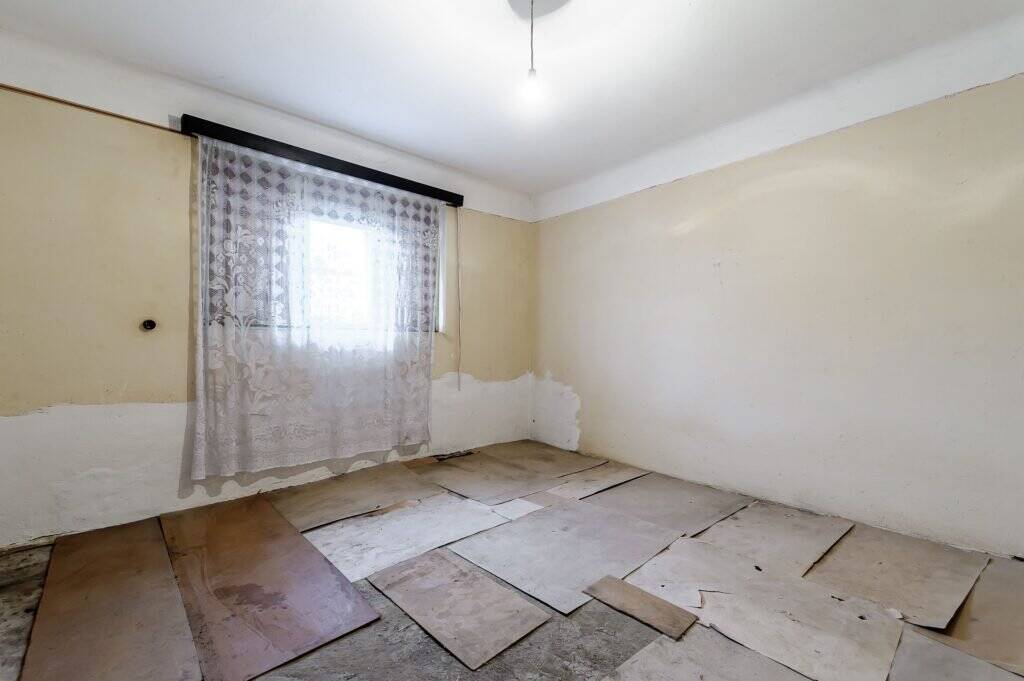 VÂNDUT! Casă cu 2 camere, teren, garaj în Bujac / Necesită renovare Fără comision! Casă cu 2 camere, teren, garaj în Bujac / Necesită renovare în zona Bujac 2 camere 2 dormitoare Arad 3