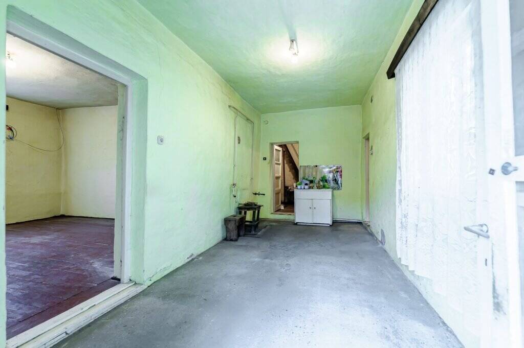 VÂNDUT! Casă cu 2 camere, teren, garaj în Bujac / Necesită renovare Fără comision! Casă cu 2 camere, teren, garaj în Bujac / Necesită renovare în zona Bujac 2 camere 2 dormitoare Arad 4