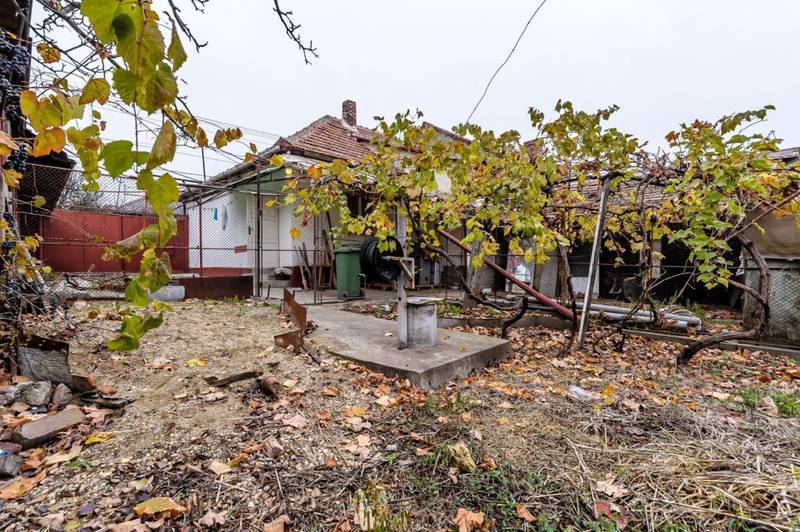 VÂNDUT! Casă cu 2 camere, teren, garaj în Bujac / Necesită renovare De vânzare Casă cu 2 camere, teren, garaj în Bujac / Necesită renovare în zona Bujac 2 camere 2 dormitoare Arad 7