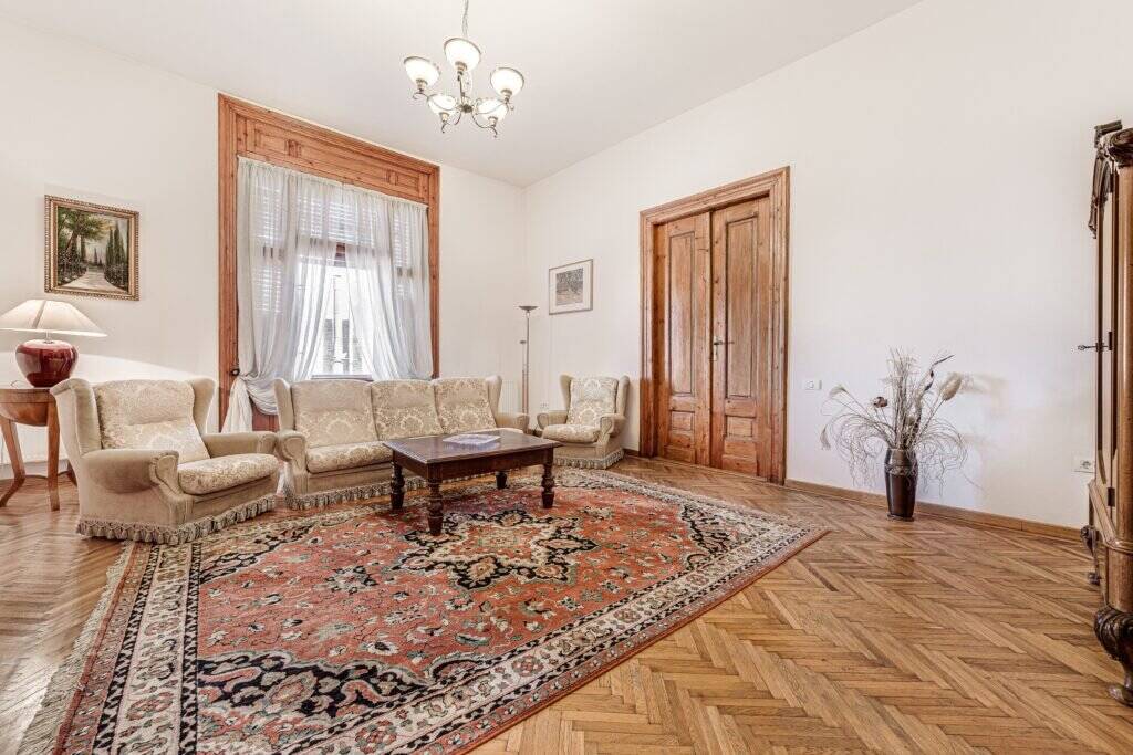 Bijuterie arhitecturală cu istorie. Confort modern, Ultracentral. 