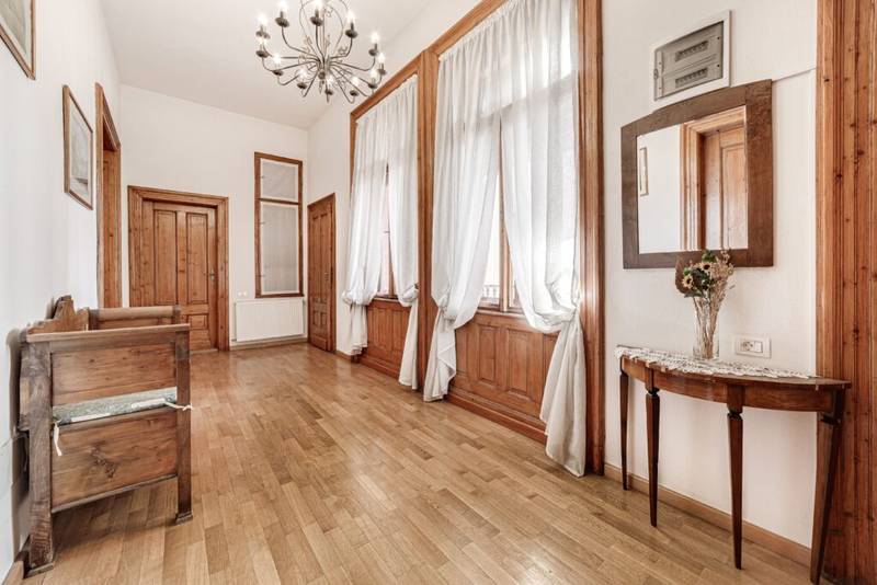 Bijuterie arhitecturală cu istorie. Confort modern, Ultracentral. De vânzare Bijuterie arhitecturală cu istorie. Confort modern, Ultracentral. în zona Ultracentral 4 camere 3 dormitoare Arad 4