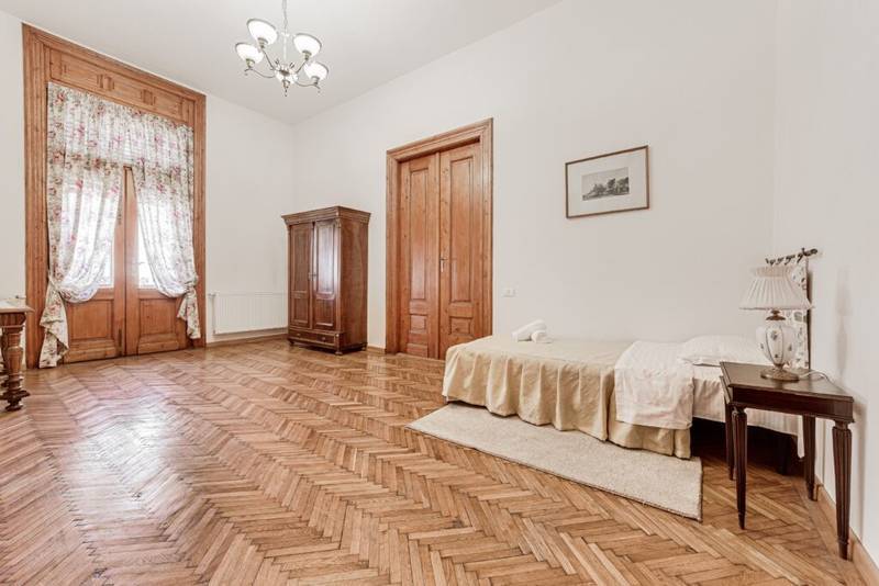 Bijuterie arhitecturală cu istorie. Confort modern, Ultracentral. De vânzare Bijuterie arhitecturală cu istorie. Confort modern, Ultracentral. în zona Ultracentral 4 camere 3 dormitoare Arad 5