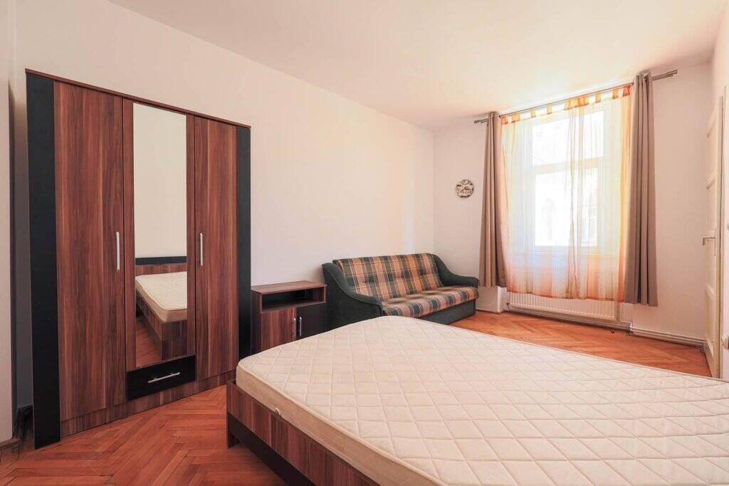 Apartament decomandat – Piata Avram Iancu – COMISION 0 % De vânzare Apartament decomandat – Piata Avram Iancu – COMISION 0 % în zona Ultracentral 2 camere 1 dormitor Arad 2