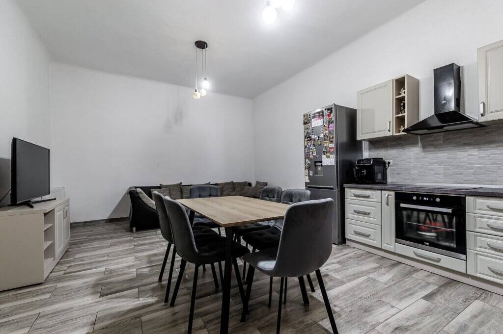 Apartament 3 camere – Central – mobilat & utilat – COMISION 0% De vânzare Apartament 3 camere – Central – mobilat & utilat – COMISION 0% în zona Central 3 camere 2 dormitoare Arad 2