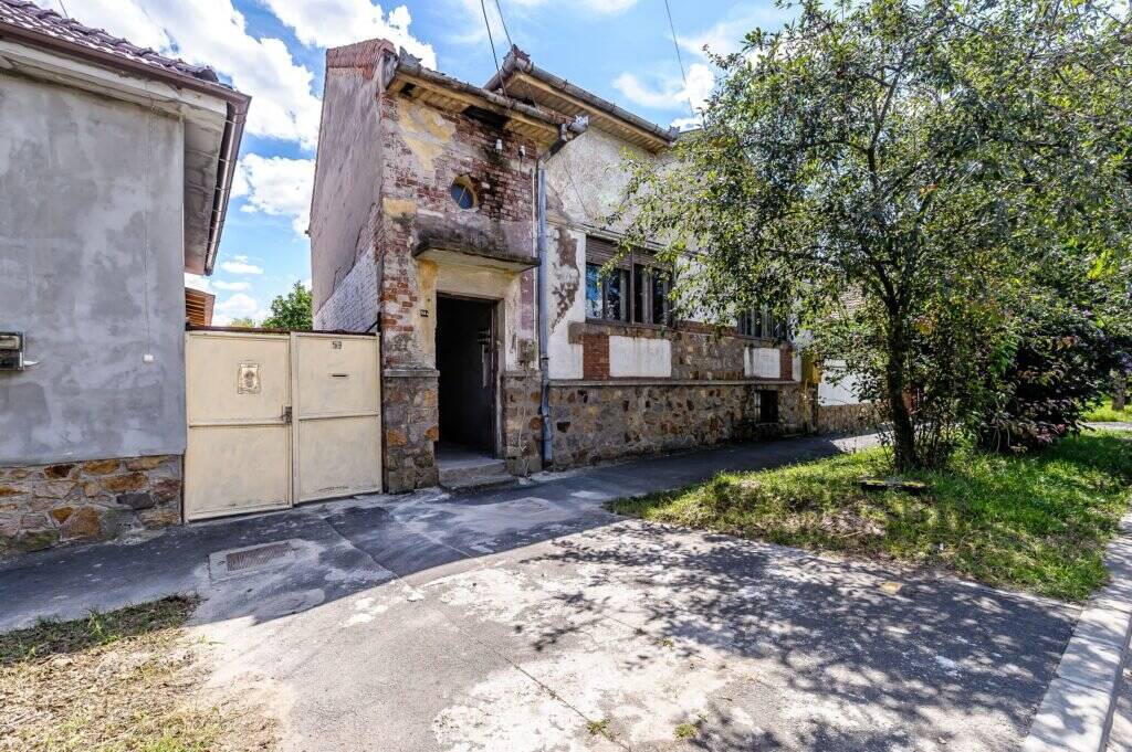 De vânzare REPOZIȚIONARE PREȚ! Casă pe strada Dorobanți, Pârneava. în zona Parneava 5 camere 3 dormitoare Arad 2