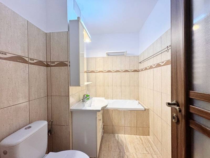 Apartament decomandat, etaj 1 cu balcon, Calea Iuliu Maniu. De închiriat Apartament decomandat, etaj 1 cu balcon, Calea Iuliu Maniu. în zona Podgoria 3 camere 2 dormitoare Arad 10