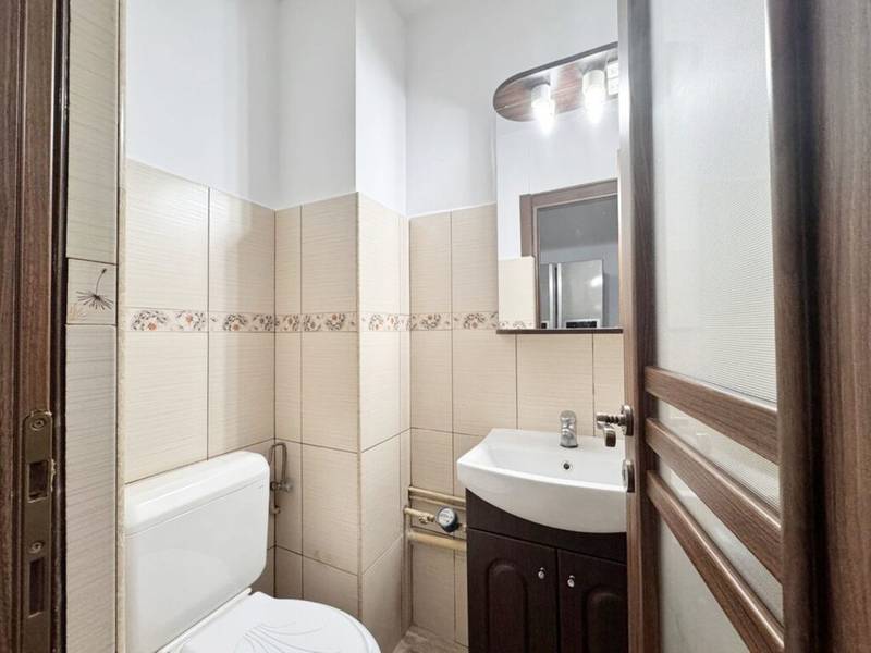 Apartament decomandat, etaj 1 cu balcon, Calea Iuliu Maniu. De închiriat Apartament decomandat, etaj 1 cu balcon, Calea Iuliu Maniu. în zona Podgoria 3 camere 2 dormitoare Arad 11