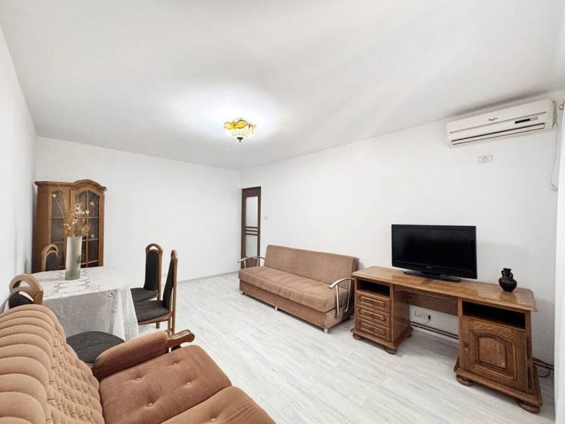 Apartament decomandat, etaj 1 cu balcon, Calea Iuliu Maniu. De închiriat Apartament decomandat, etaj 1 cu balcon, Calea Iuliu Maniu. în zona Podgoria 3 camere 2 dormitoare Arad 4