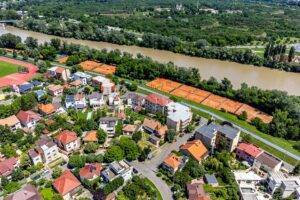 Proprietate cu teren generos în cea mai râvnită zonă a Aradului De vânzare Proprietate cu teren generos în cea mai râvnită zonă a Aradului în zona Romanilor 4 camere 3 dormitoare Arad 9
